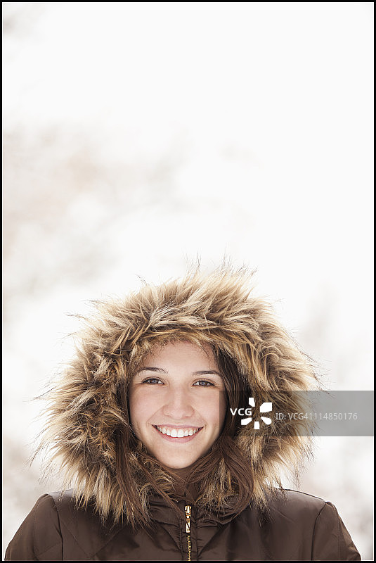 美国，犹他州，雷伊，年轻女子的肖像，穿着毛皮连帽外套图片素材
