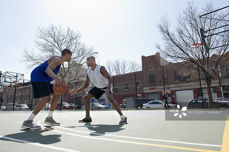 两个男人打一对一的篮球图片素材