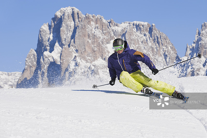 意大利，特伦蒂诺-上阿迪杰，上阿迪杰，博尔扎诺，Seiser Alm，中年男子滑雪之旅图片素材
