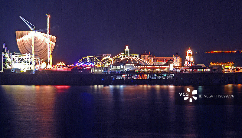 布赖顿码头游乐场的夜晚灯光图片素材