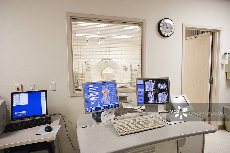 医院的核磁共振扫描仪和监视器放在桌子上图片素材