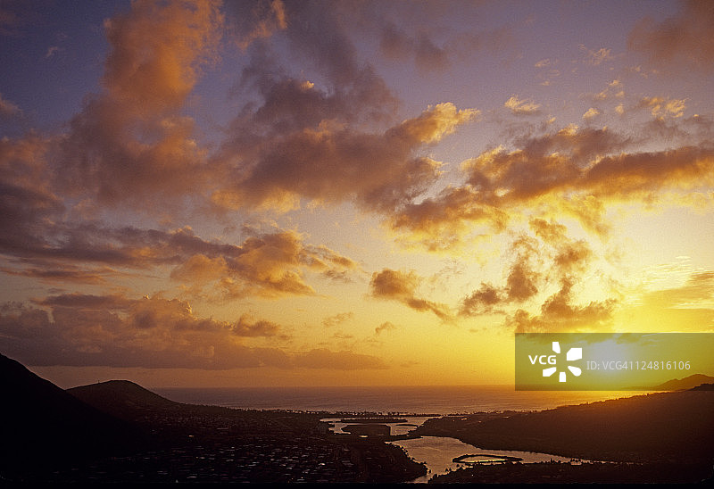 夏威夷，太阳球沉入海平面，从上面看图片素材