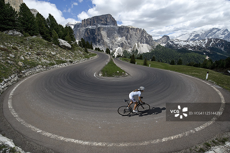 在Dolomites的自行车比赛图片素材