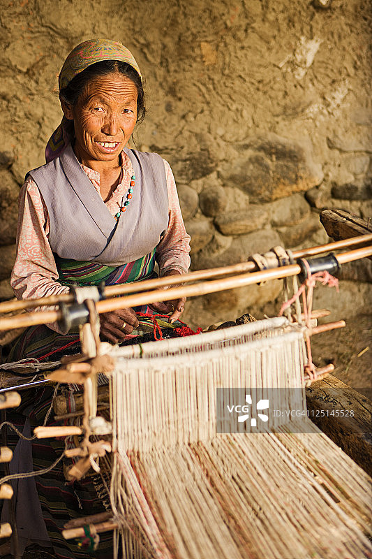 藏族妇女在织地毯图片素材