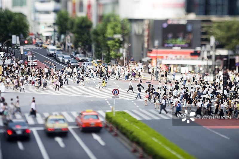 日本东京涩谷著名的六路人行横道用倾斜镜头拍摄图片素材