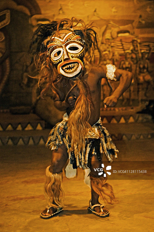 戴着托克洛什面具的舞者。非洲面具通常描绘神灵的灵魂祖先的神话存在善良或邪恶，死亡的动物的灵魂和其他被认为对人类有力量。南非约翰内斯堡附近的Lesedi文化村图片素材