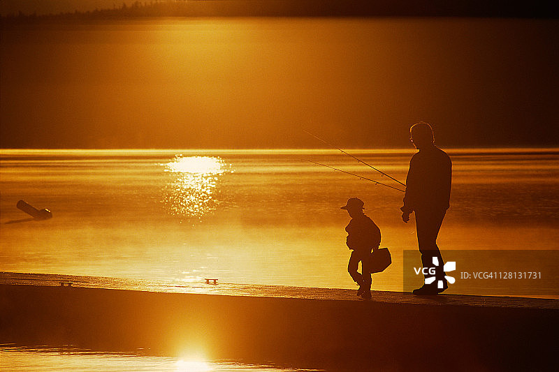 父亲和孩子钓鱼的剪影图片素材