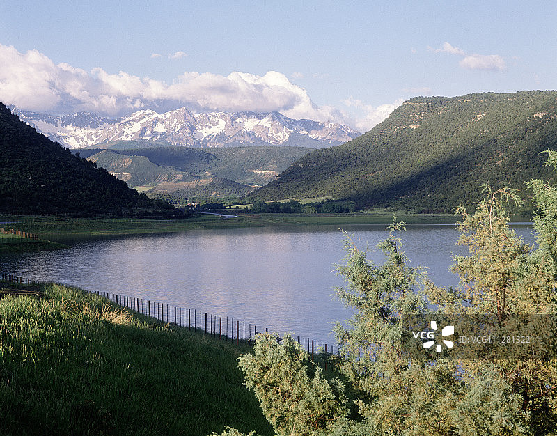 湖前面的小山，山谷和山脉图片素材