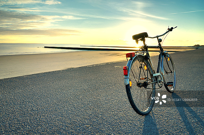 日落时分，北海公路上的自行车图片素材