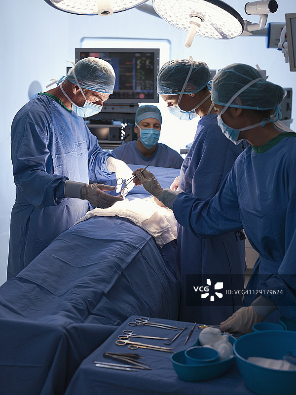 外科医生使用外科手术设备进行手术的外科医生图片素材