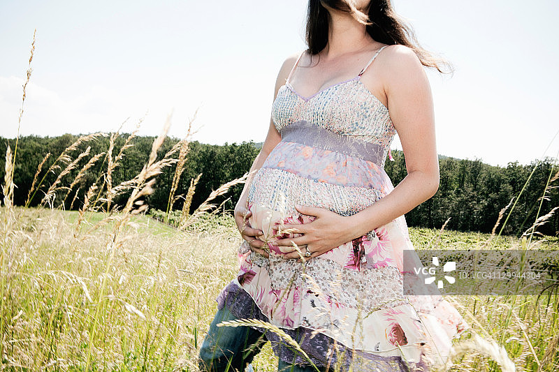 孕妇抱着她的肚子图片素材