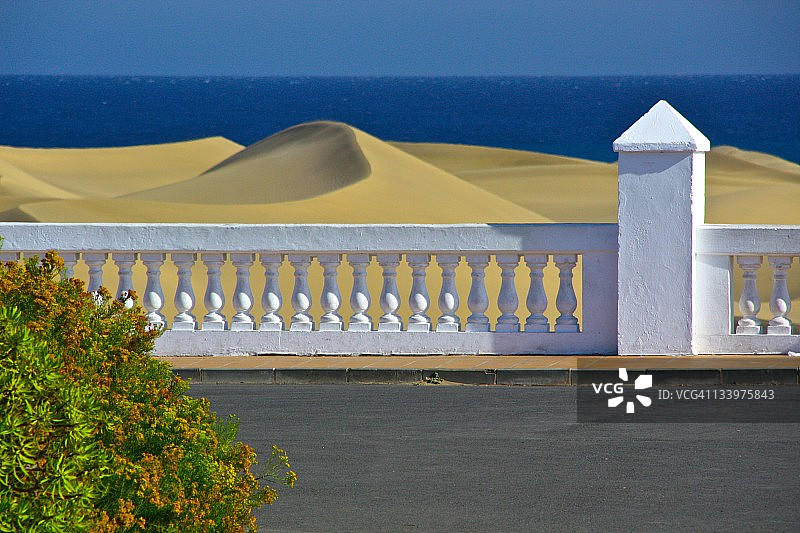 从酒店的沙丘和海洋的观点图片素材