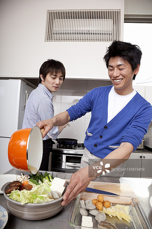 两个男人在厨房里一起做饭图片素材