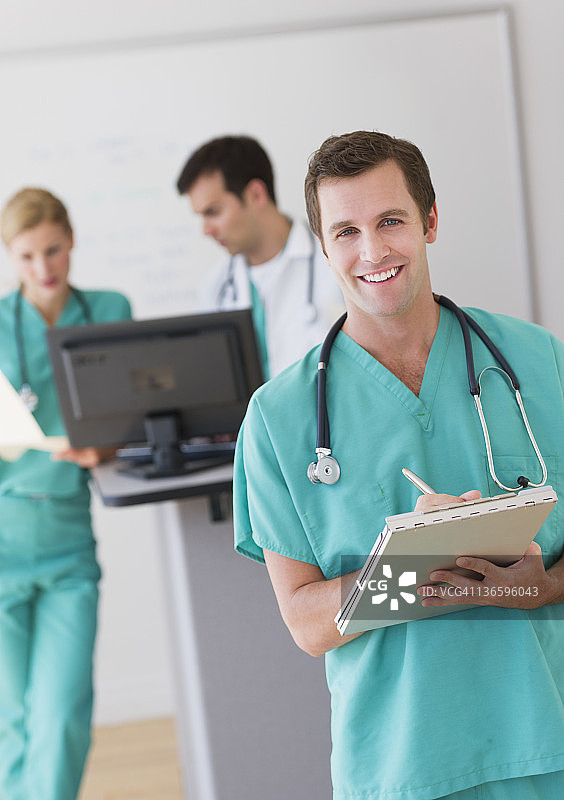 美国新泽西州泽西城，男医生在护士站前的肖像图片素材