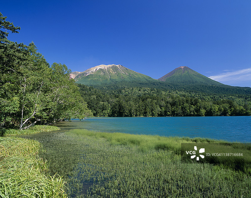 日本北海道香庄的赤富山、米干山和Onneto湖图片素材
