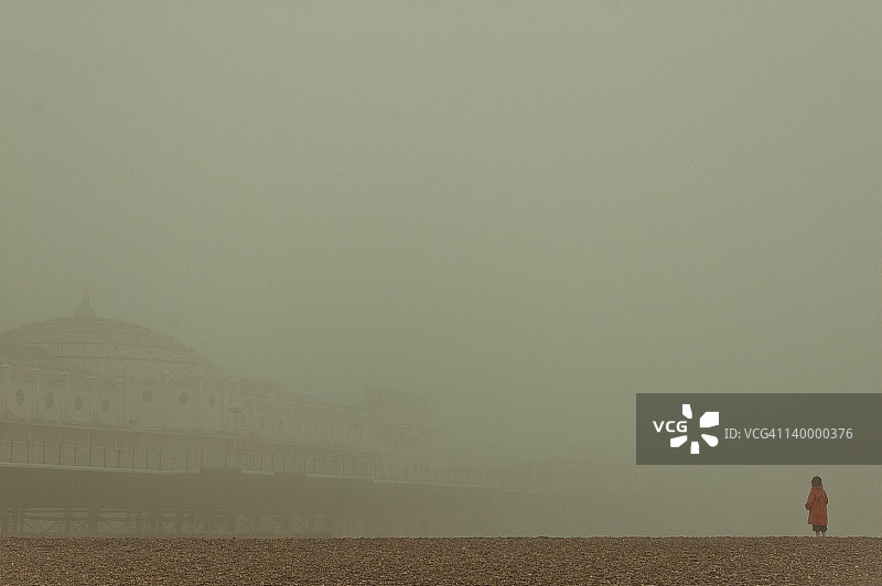 看布莱顿码头被雾覆盖的男孩图片素材