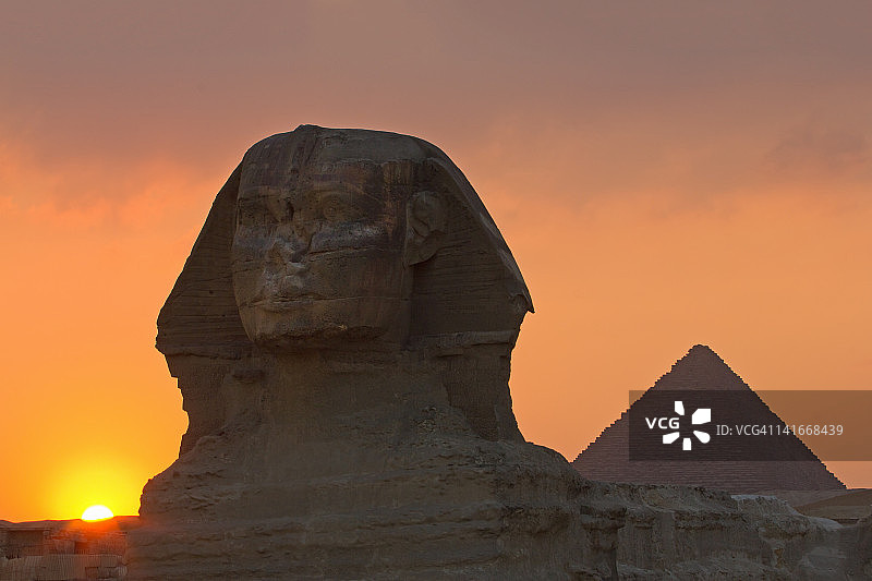 日落时的狮身人面像和金字塔图片素材