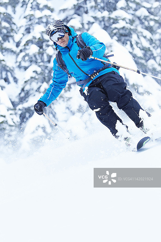 滑雪者滑下雪坡图片素材