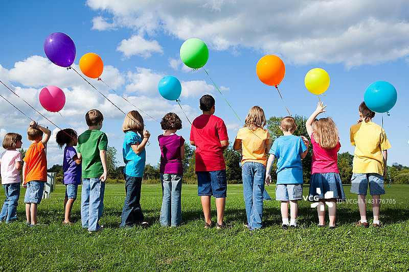 一群孩子站在气球上，彩色图像图片素材