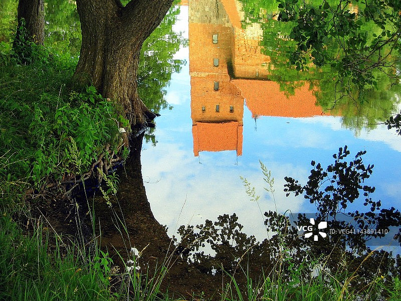 立陶宛城堡倒映在湖水中图片素材