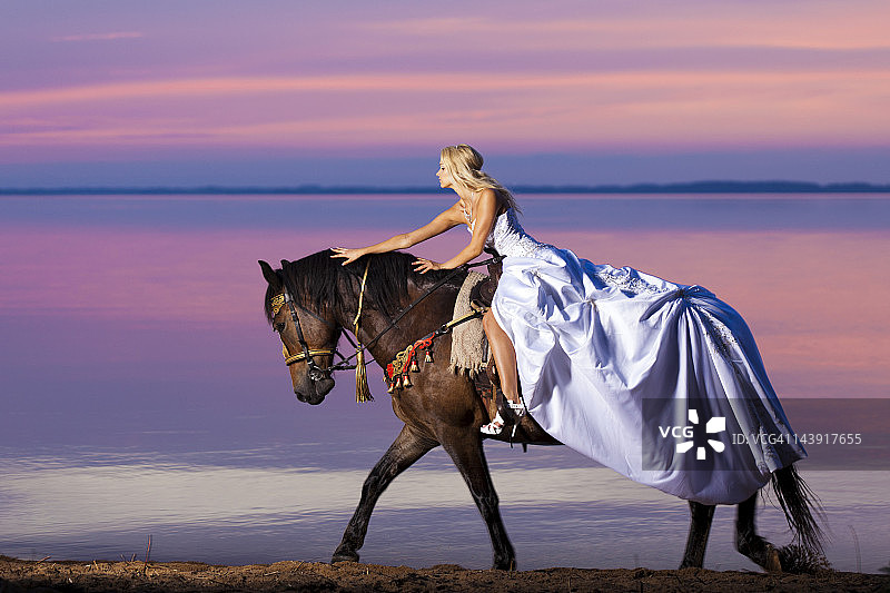 骑着马的新娘图片素材