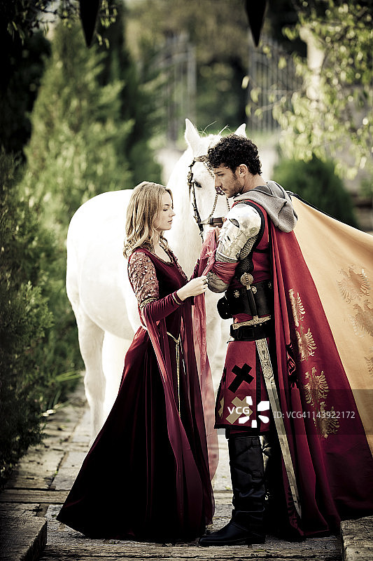 告别中世纪的骑士和公主图片素材