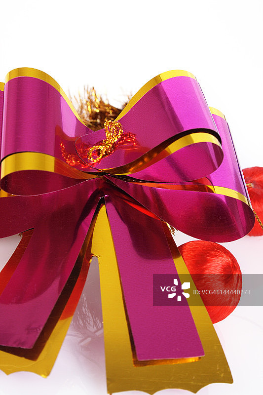 紫色丝带的特写，圣诞装饰品图片素材