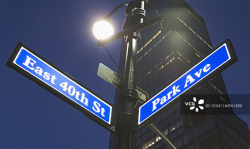 美国，纽约州，纽约市，低视角街道名称标志图片素材