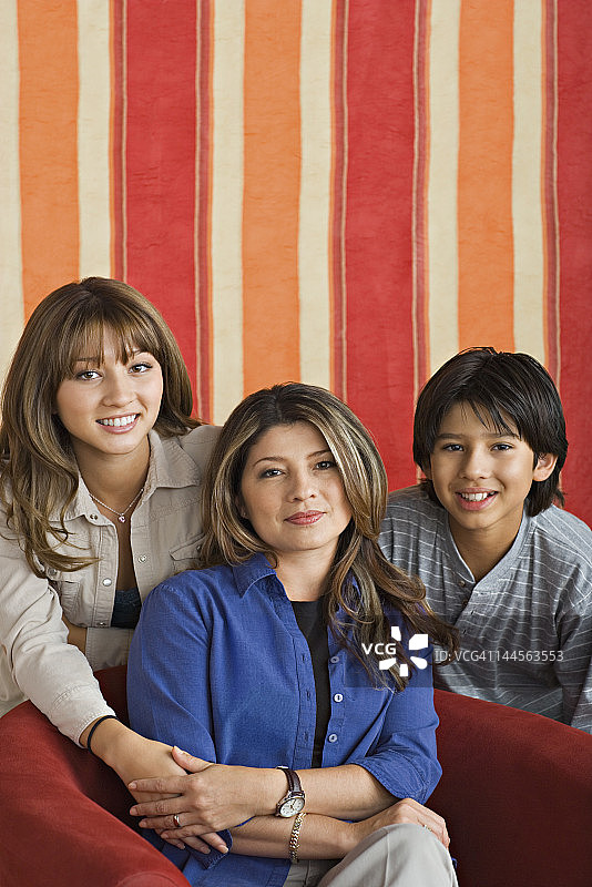 美国，加利福尼亚，洛杉矶，母亲和两个孩子的肖像图片素材