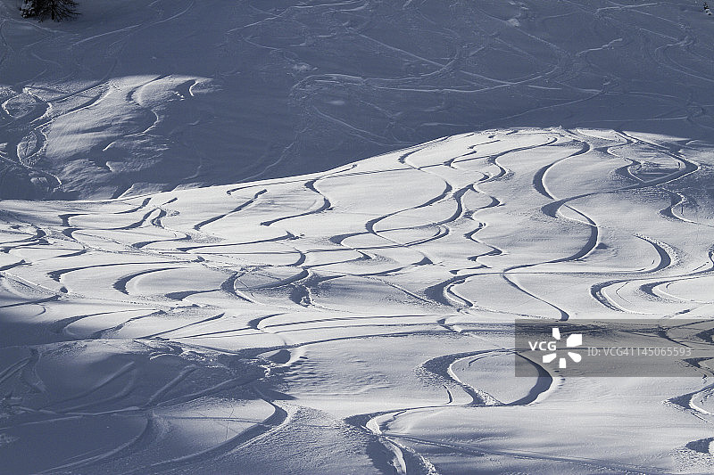 斜坡上滑雪线的抽象图案图片素材