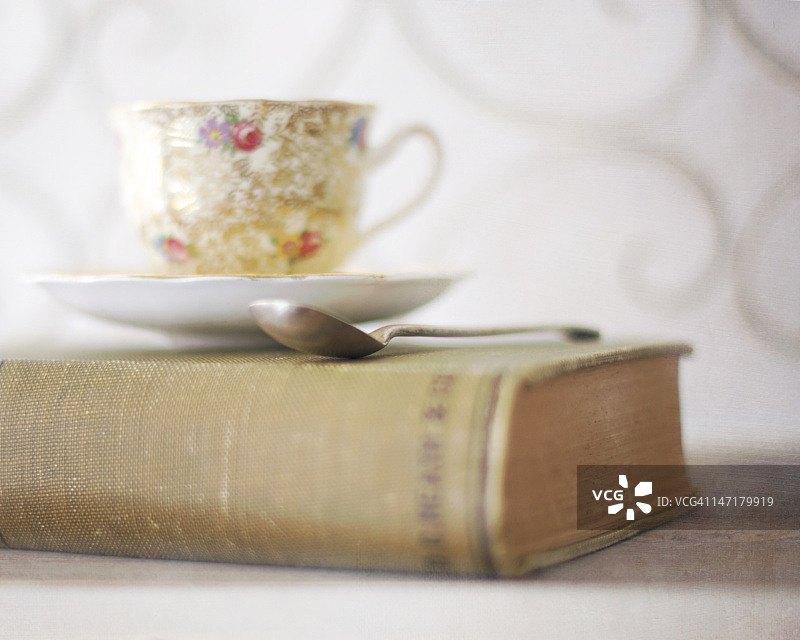 一杯茶和一本书图片素材