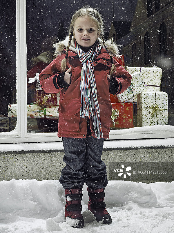 微笑的女孩站在雪地里图片素材