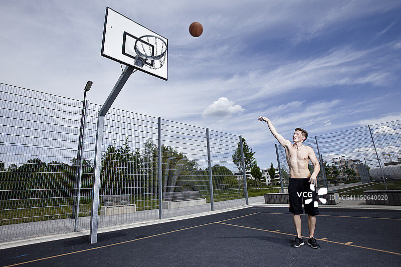 男子在城市球场打篮球图片素材