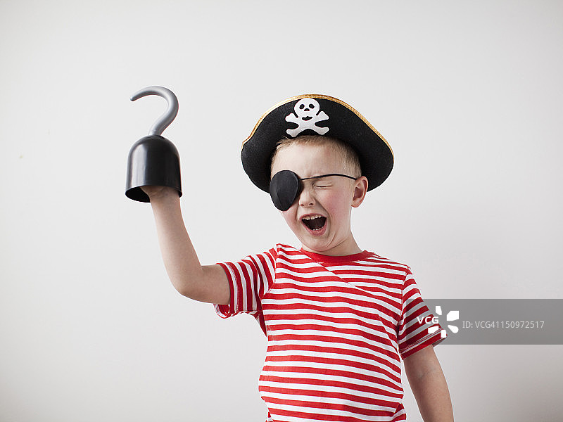小男孩(2-3)装扮成海盗图片素材