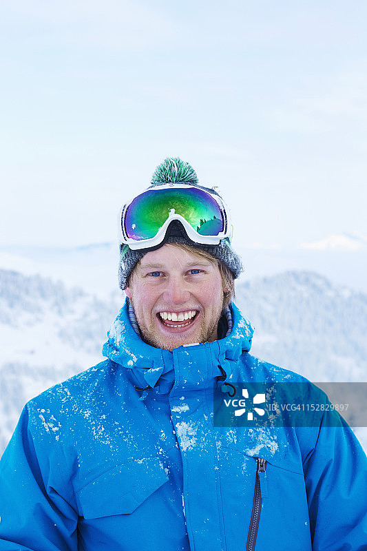 雪中微笑的男人图片素材