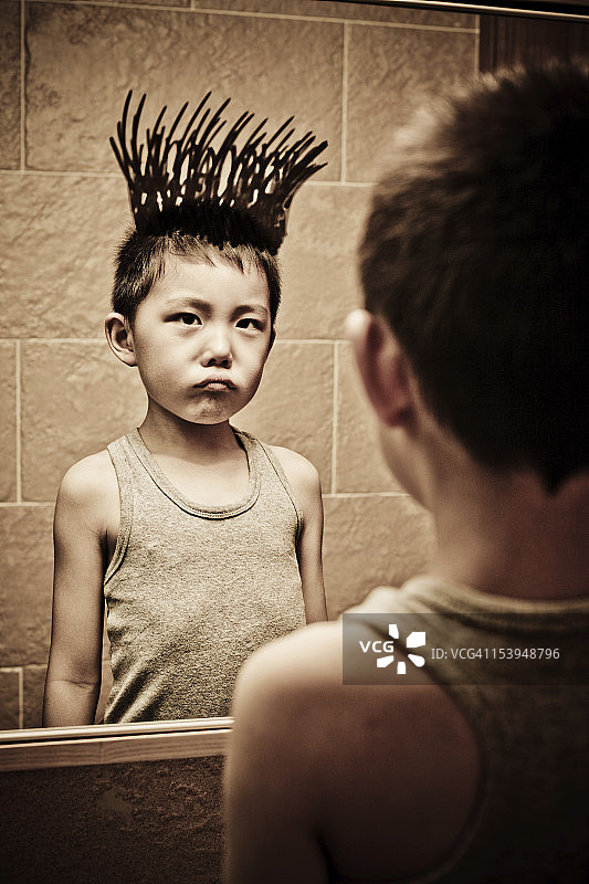 浴室镜子上的小男孩涂鸦图片素材