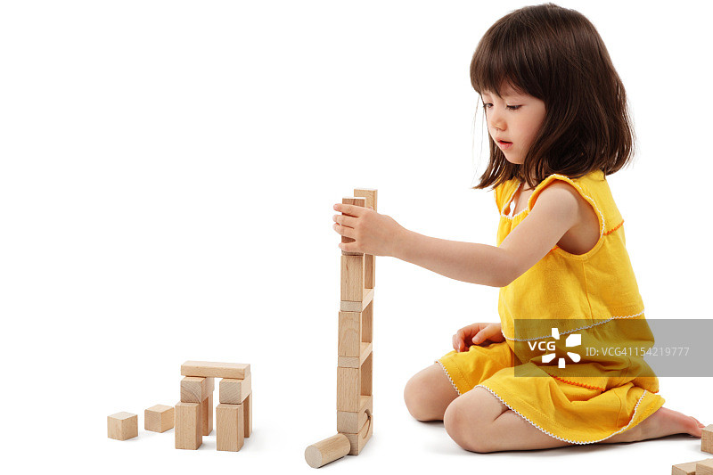 小女孩玩积木-孤立图片素材