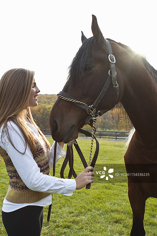 少女(16-17岁)与马在场上图片素材