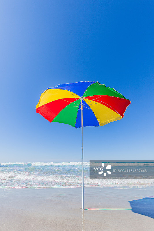 昆士兰海滩上的雨伞图片素材