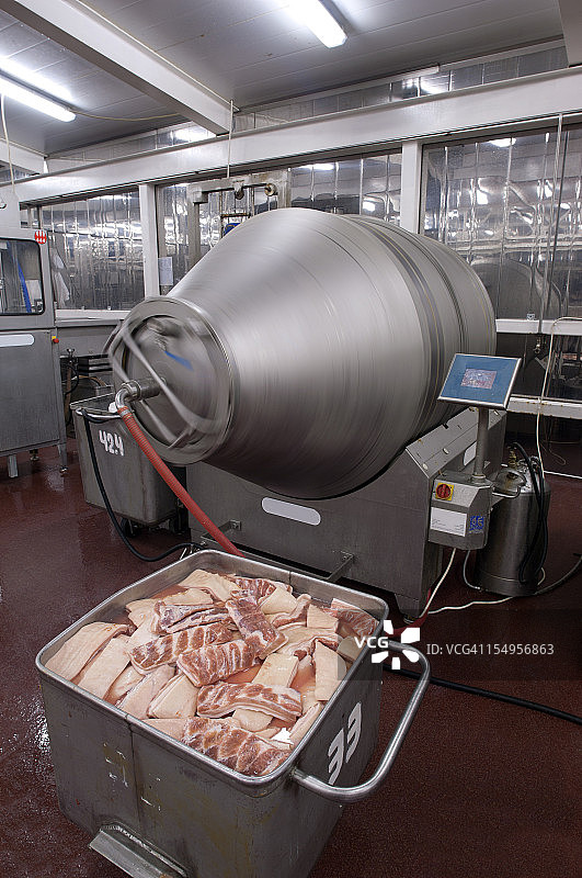 食品工厂的生产线。肉类产品的准备。图片素材