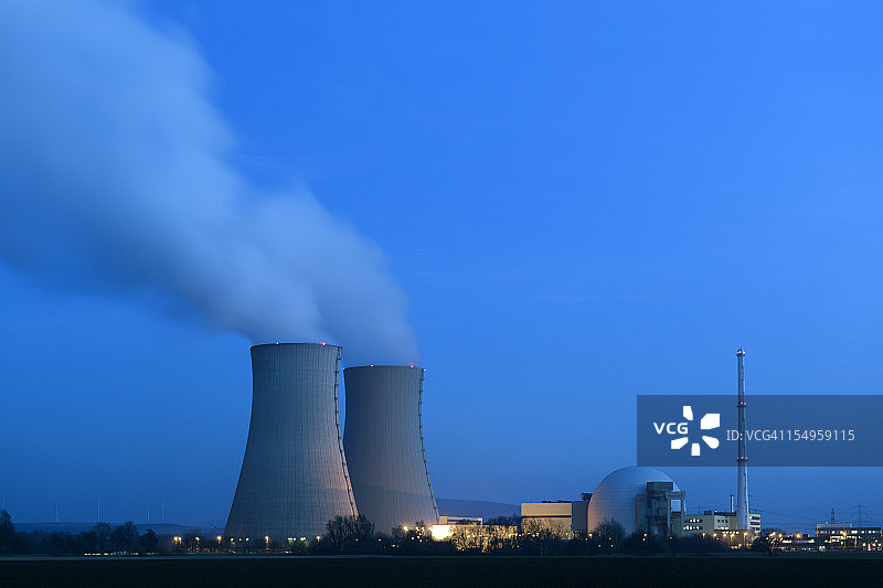 夜间照亮核电站图片素材