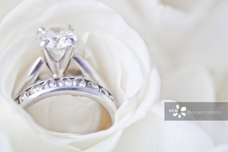 白玫瑰订婚戒指图片素材