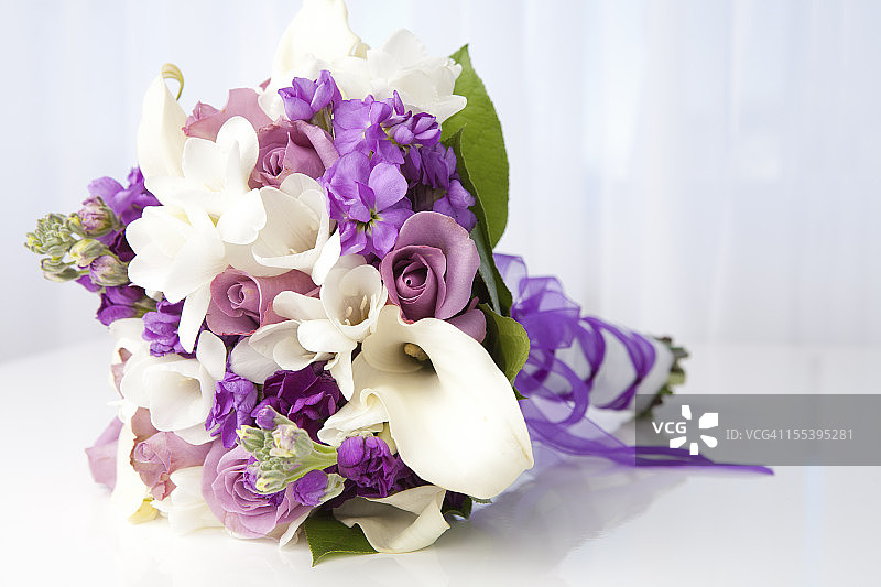 紫色和白色的新娘花束图片素材