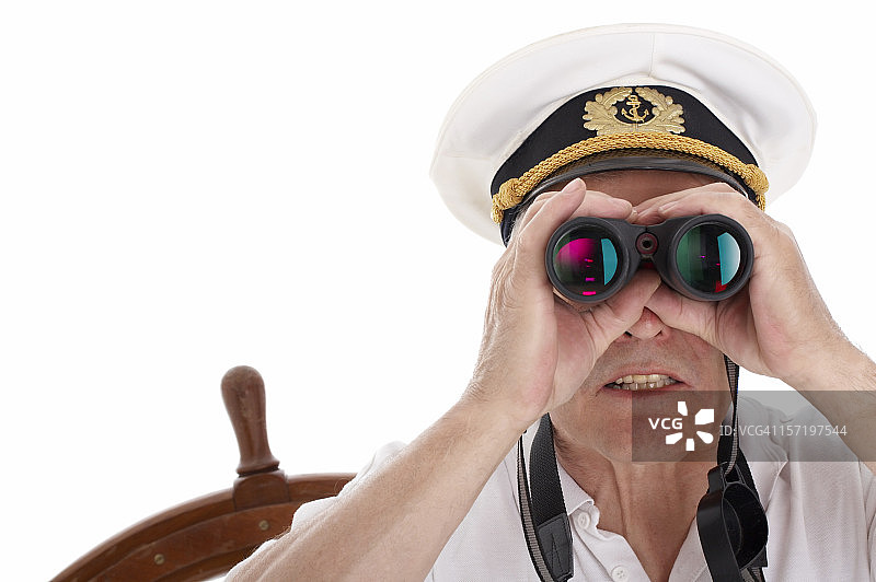 水手与双筒望远镜，孤立在白色背景图片素材