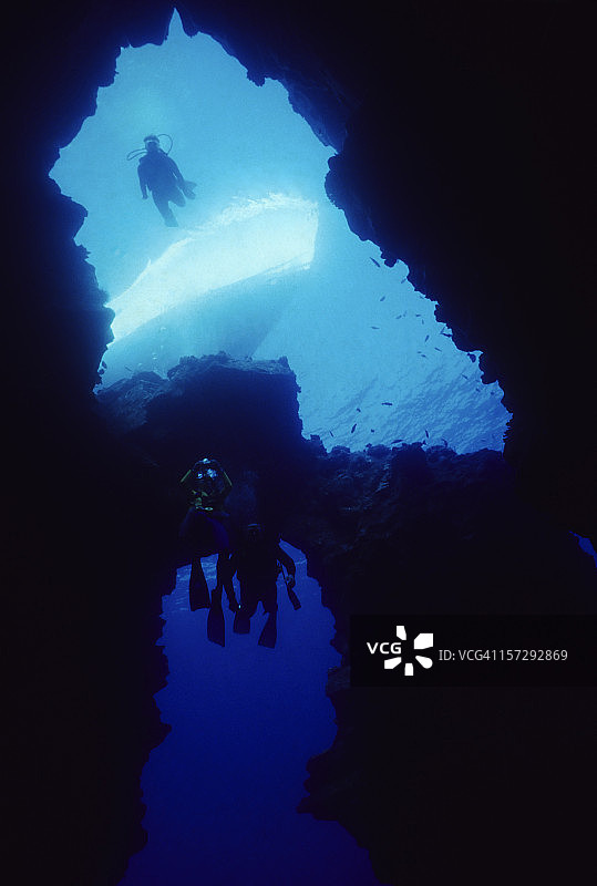 潜水员探索水下洞穴图片素材