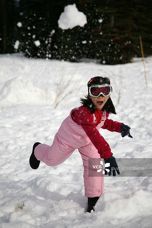 小女孩打雪仗图片素材