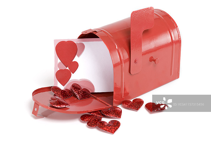 空白的情人节卡片在信箱与心形的五彩纸屑，Copyspace图片素材