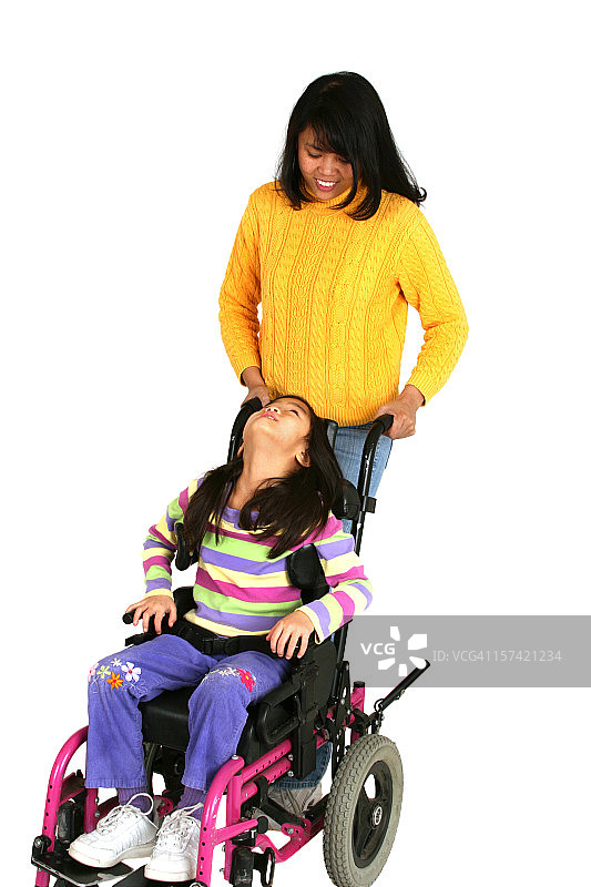 坐轮椅的小女孩看着妈妈图片素材