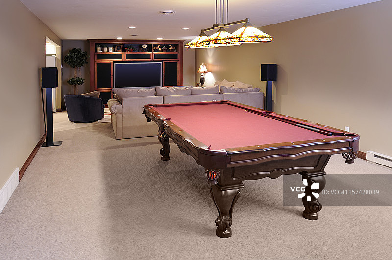 现代游戏房间;台球桌，自定义照明，高清电视，环绕立体声图片素材