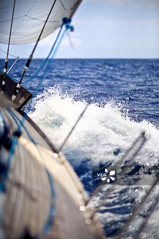 乘着帆船在风中航行图片素材
